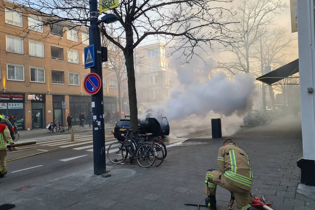 Auto brandt volledig uit