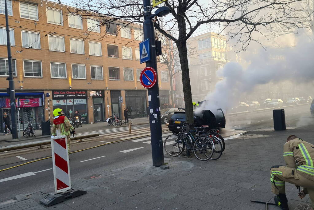 Auto brandt volledig uit