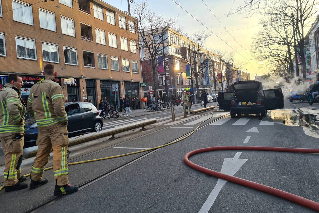 Auto brandt volledig uit
