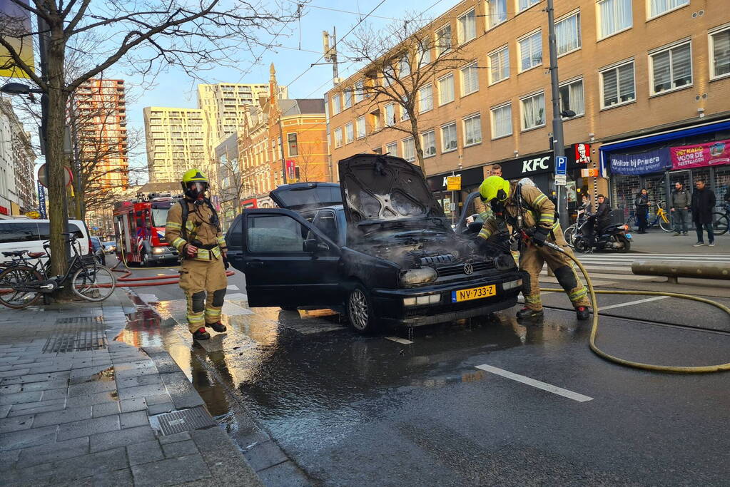 Auto brandt volledig uit