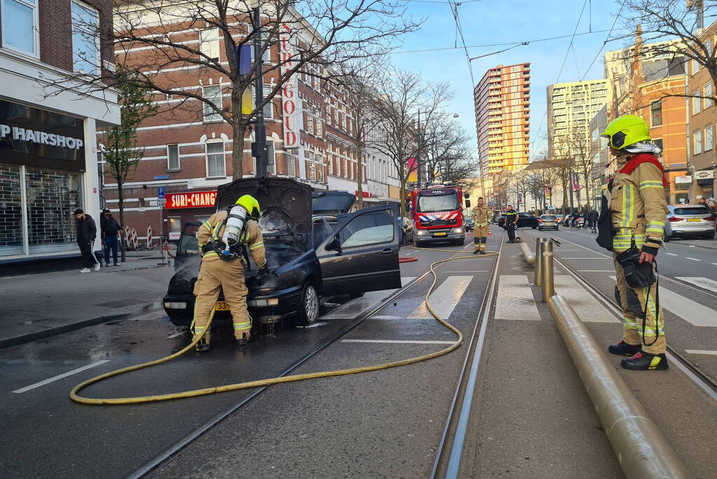 Auto brandt volledig uit