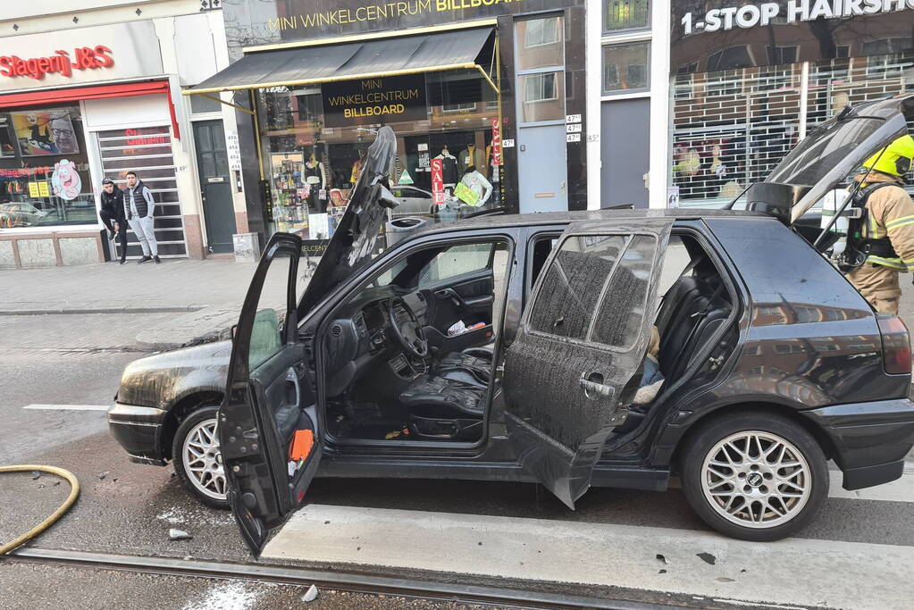 Auto brandt volledig uit