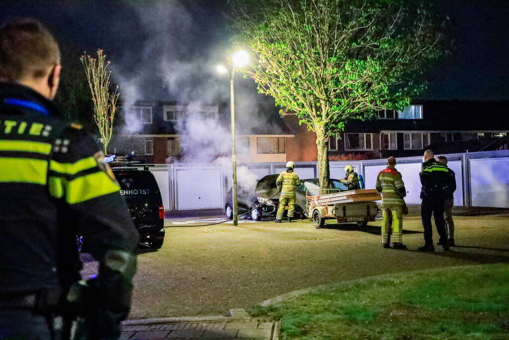 Politie doet onderzoek naar autobrand