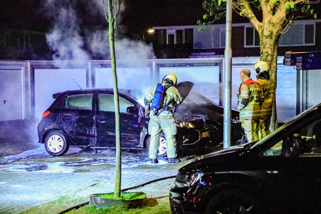 Politie doet onderzoek naar autobrand