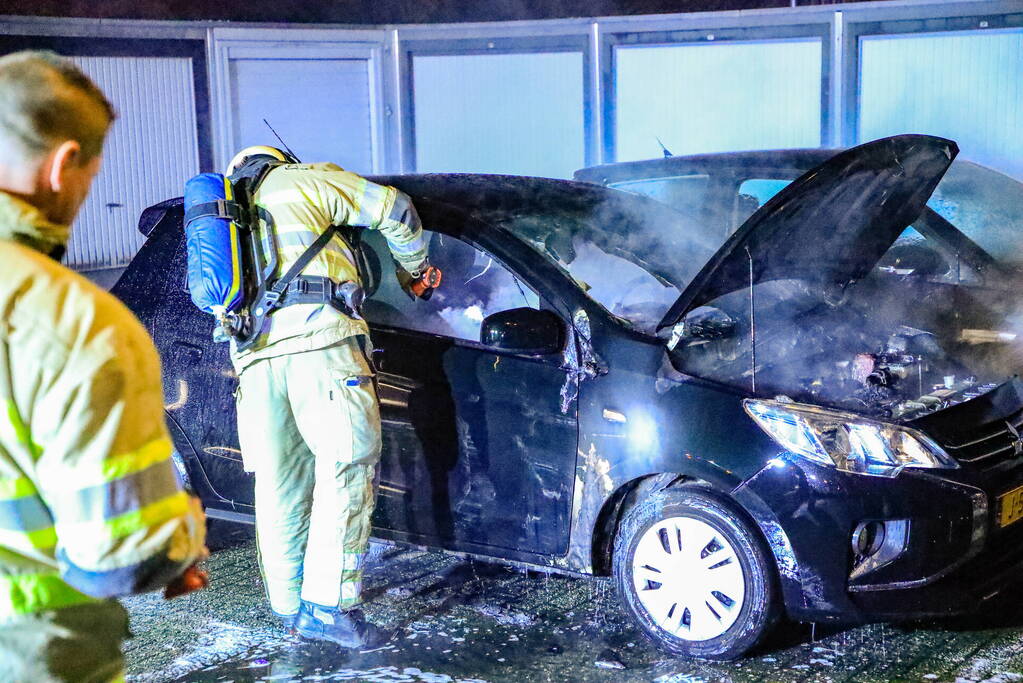 Politie doet onderzoek naar autobrand