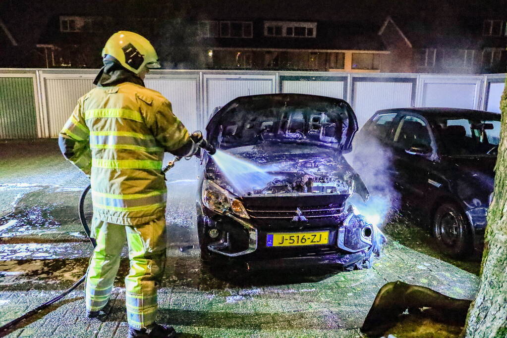 Politie doet onderzoek naar autobrand