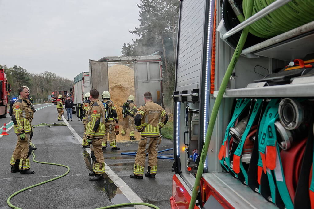 Aanhangwagen van vrachtwagen vliegt in brand