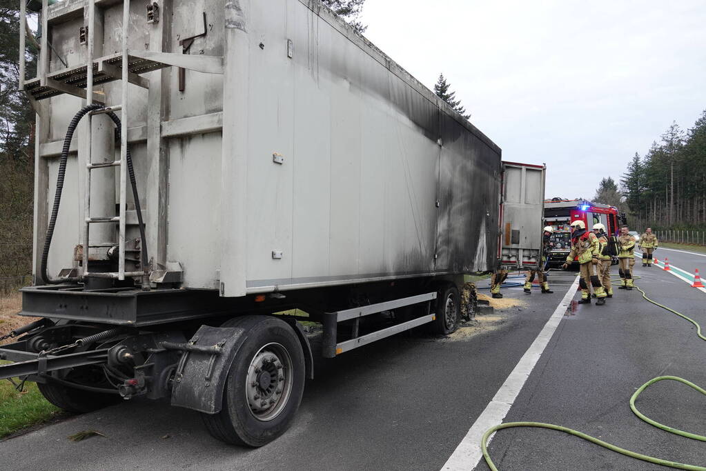 Aanhangwagen van vrachtwagen vliegt in brand