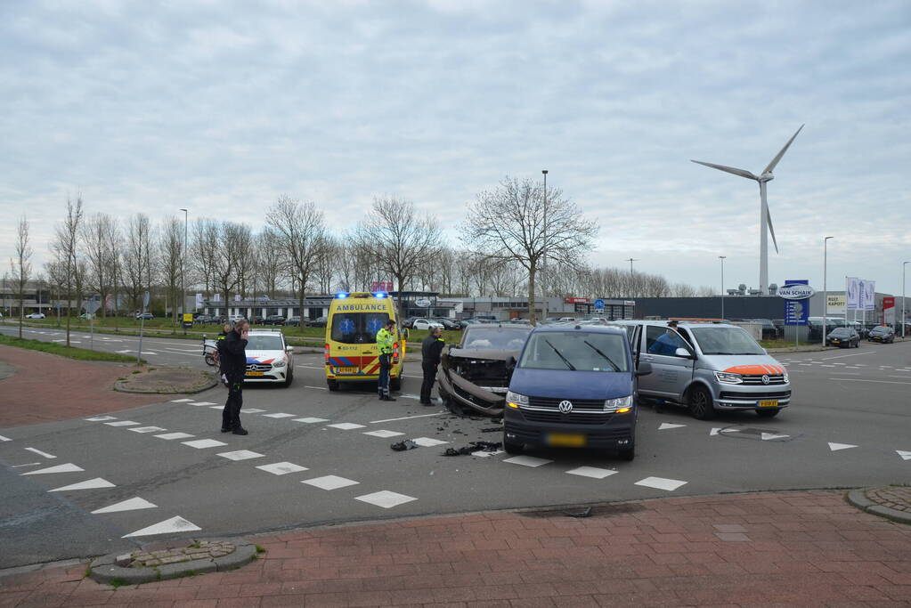 Bestelbussen botsen op kruising