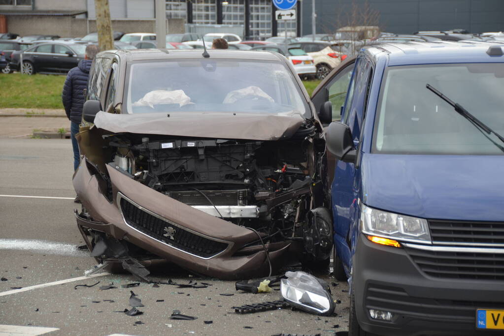 Bestelbussen botsen op kruising