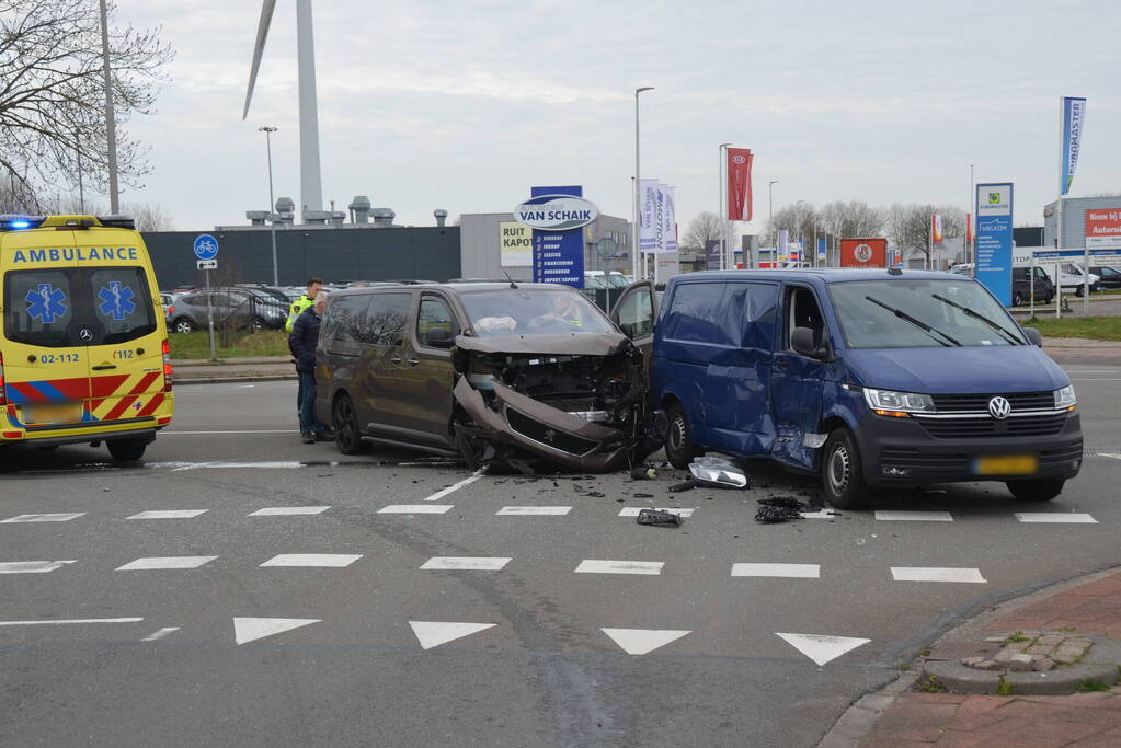 Bestelbussen botsen op kruising