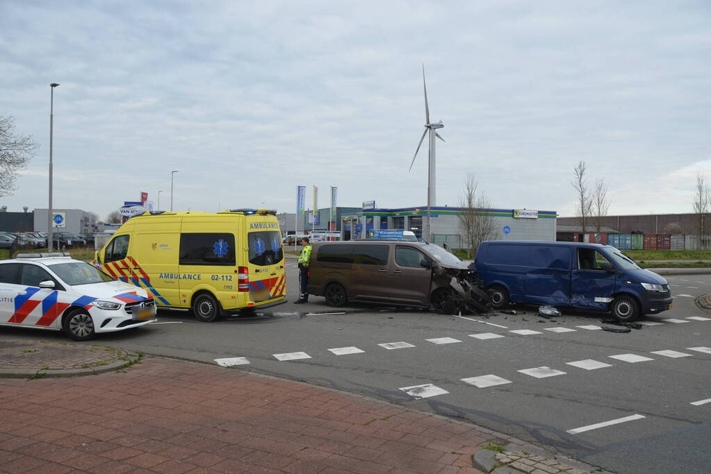 Bestelbussen botsen op kruising