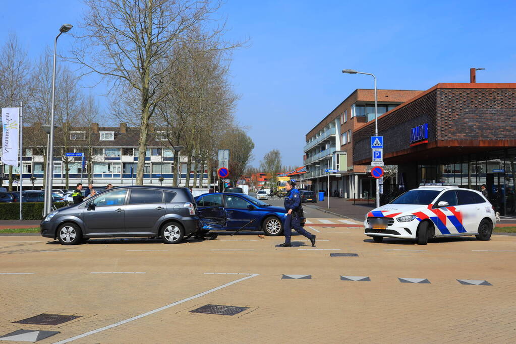Flinke schade bij aanrijding op kruising voor Winkelcentrum Neptunusplein
