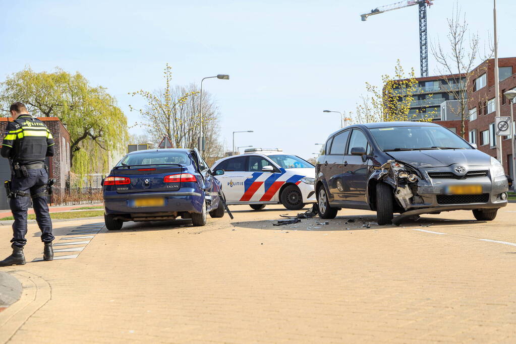 Flinke schade bij aanrijding op kruising voor Winkelcentrum Neptunusplein