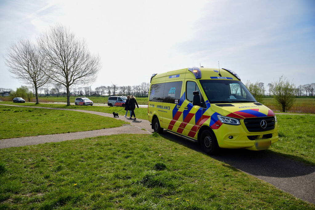 Man glijdt uit en valt in het water