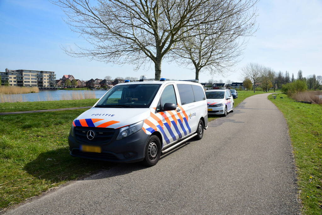 Man glijdt uit en valt in het water