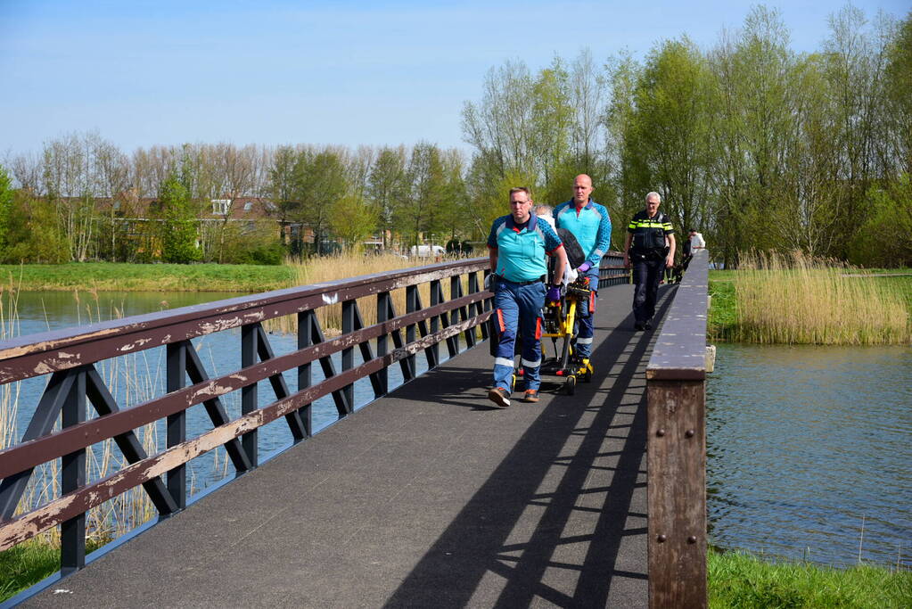 Man glijdt uit en valt in het water