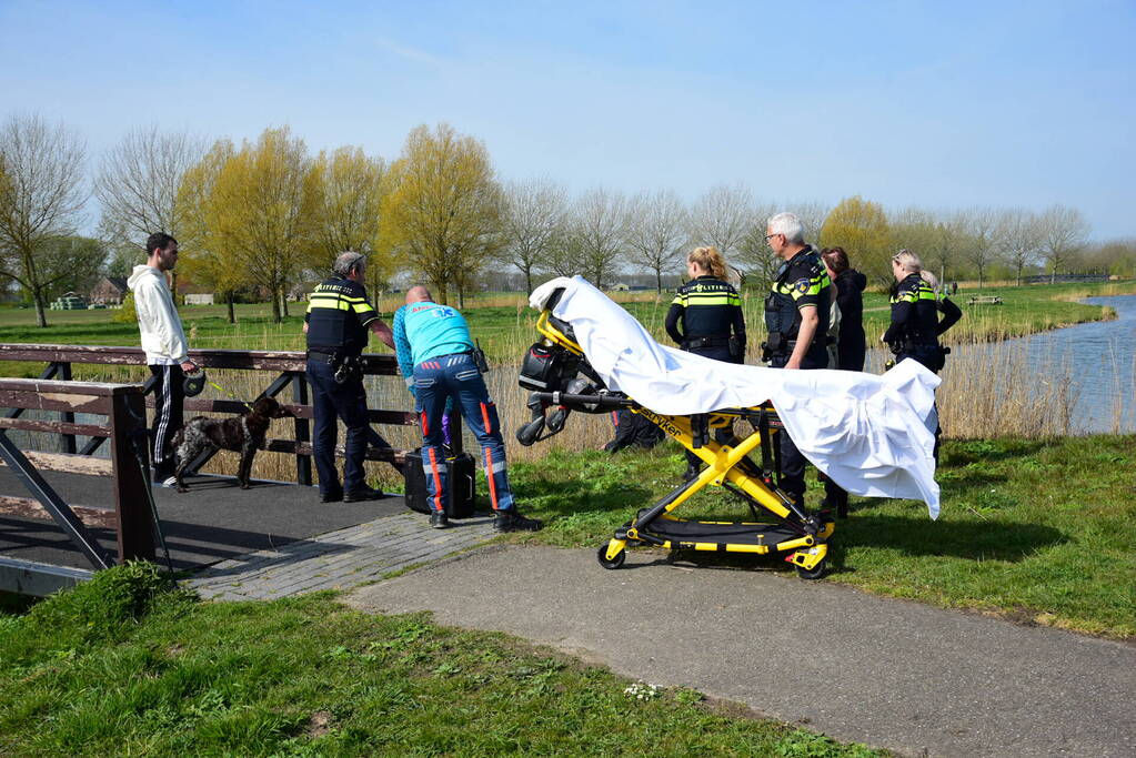 Man glijdt uit en valt in het water