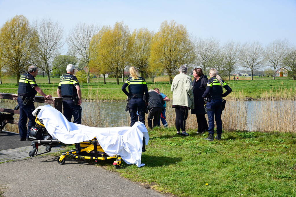 Man glijdt uit en valt in het water