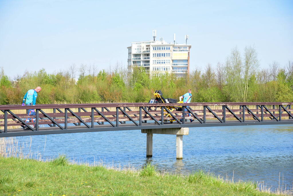 Man glijdt uit en valt in het water