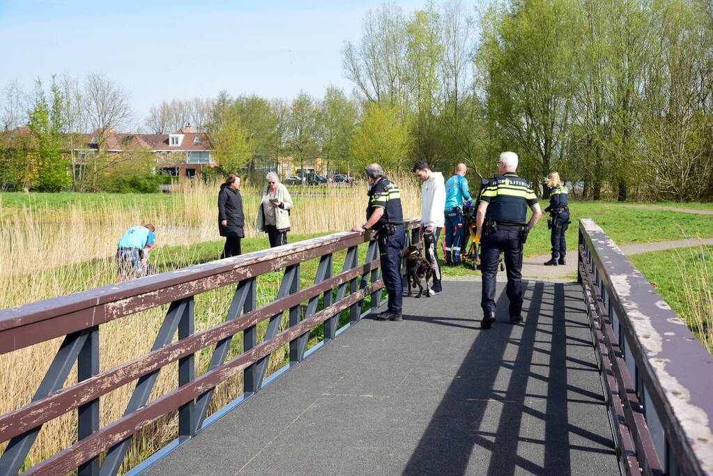 Man glijdt uit en valt in het water