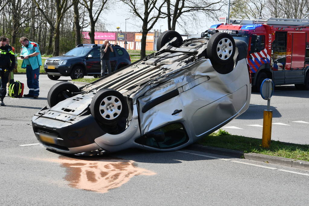 Enorme schade na aanrijding op kruising