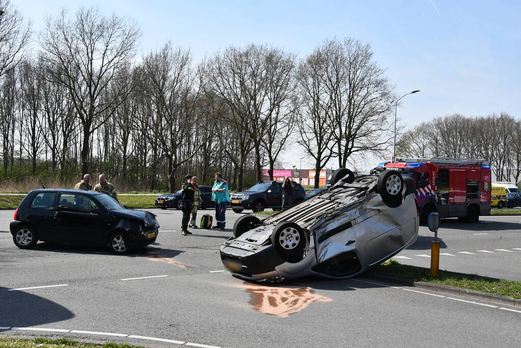 Enorme schade na aanrijding op kruising