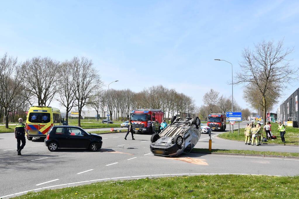 Enorme schade na aanrijding op kruising