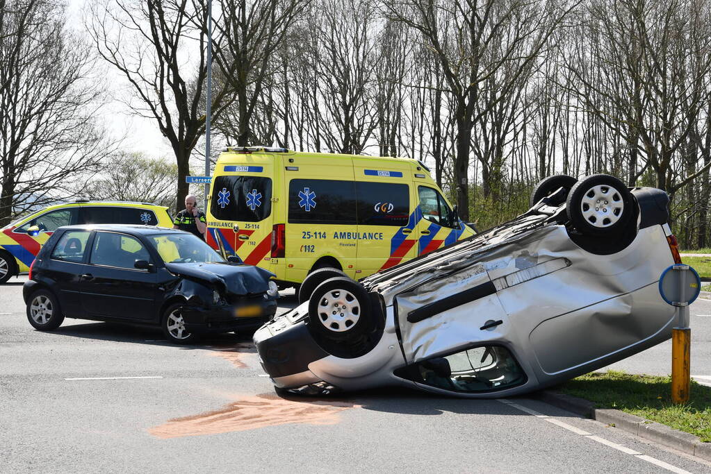 Enorme schade na aanrijding op kruising