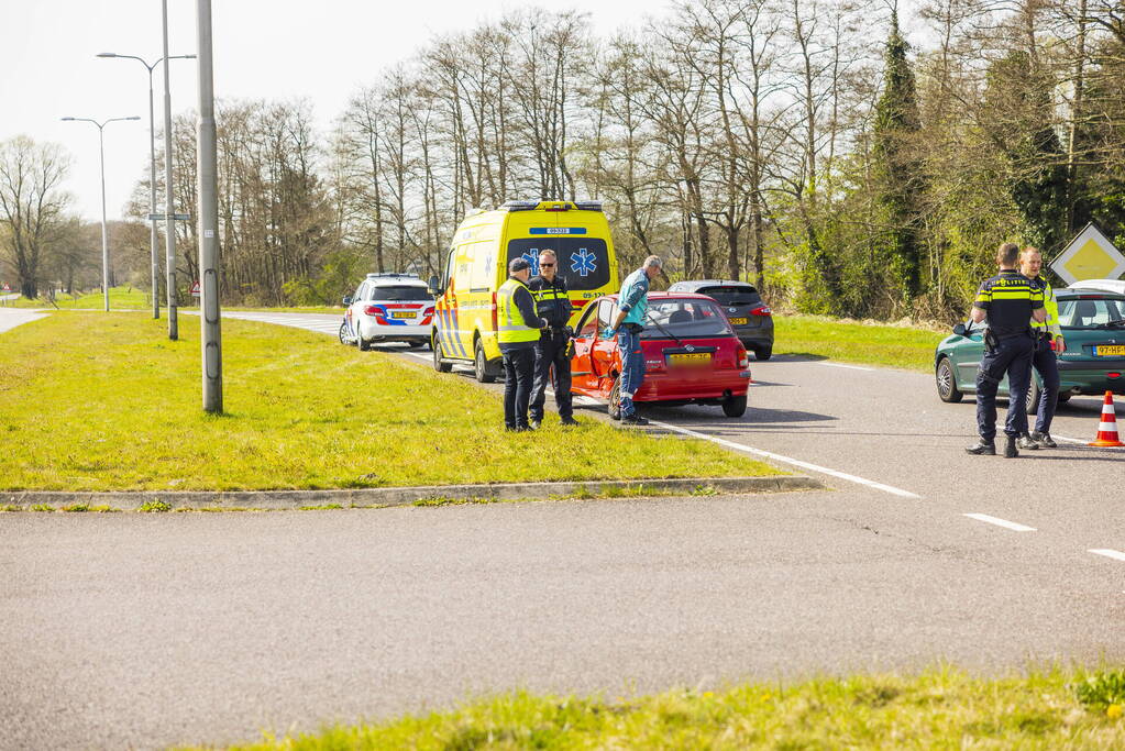 Twee auto's botsen op kruising
