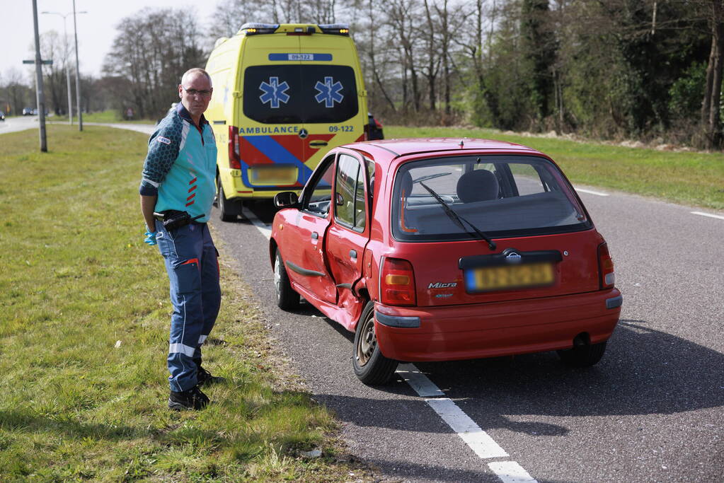 Twee auto's botsen op kruising