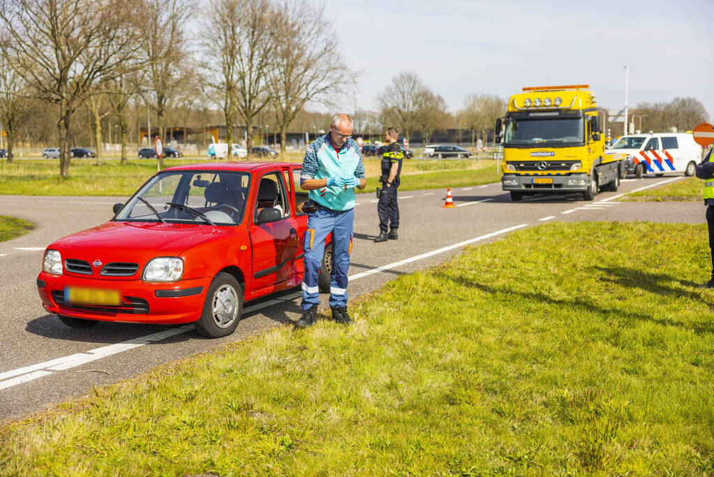 Twee auto's botsen op kruising