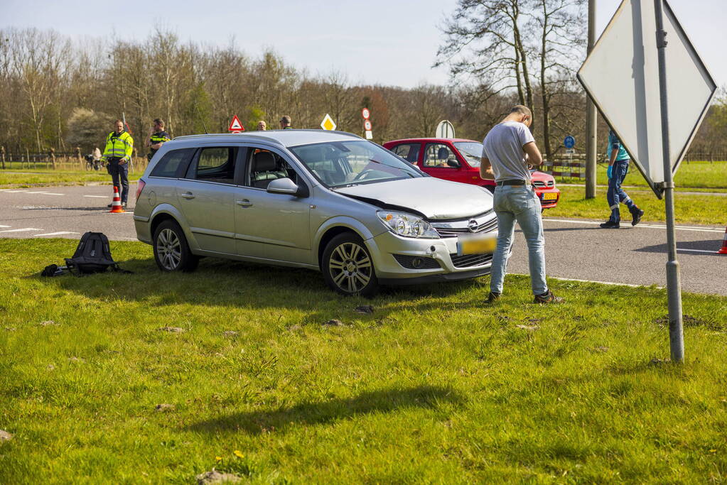 Twee auto's botsen op kruising
