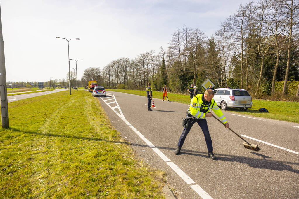 Twee auto's botsen op kruising
