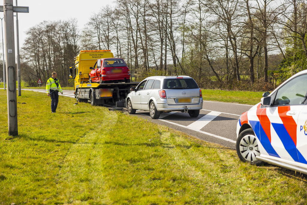 Twee auto's botsen op kruising