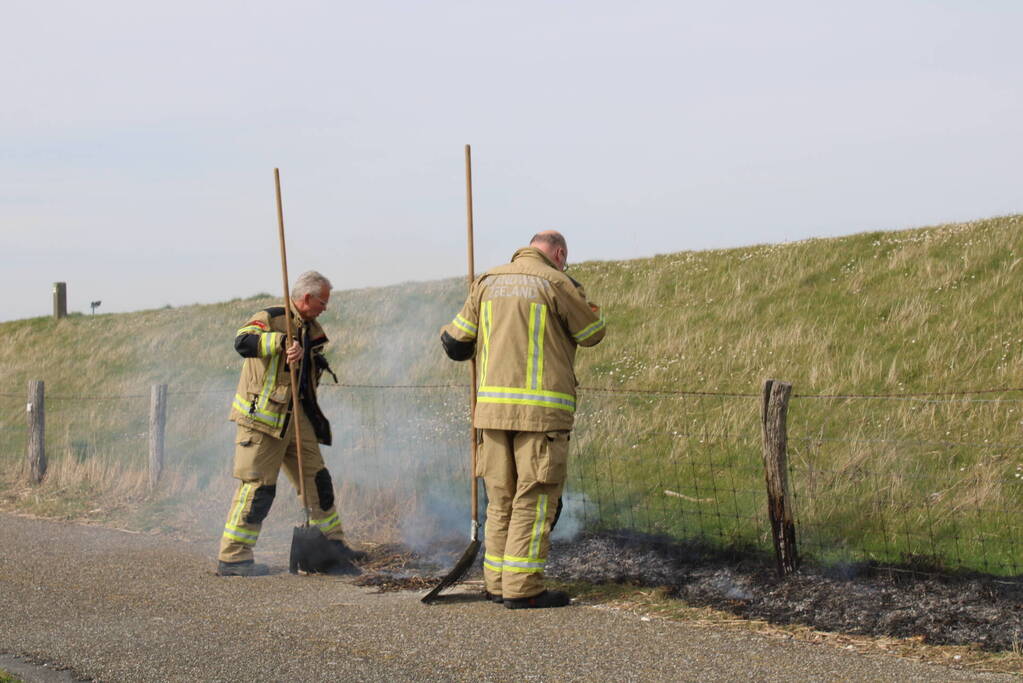 Brand langs dijk snel gedoofd