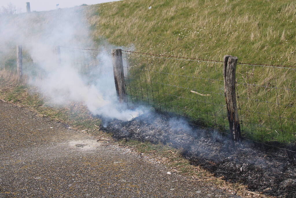 Brand langs dijk snel gedoofd