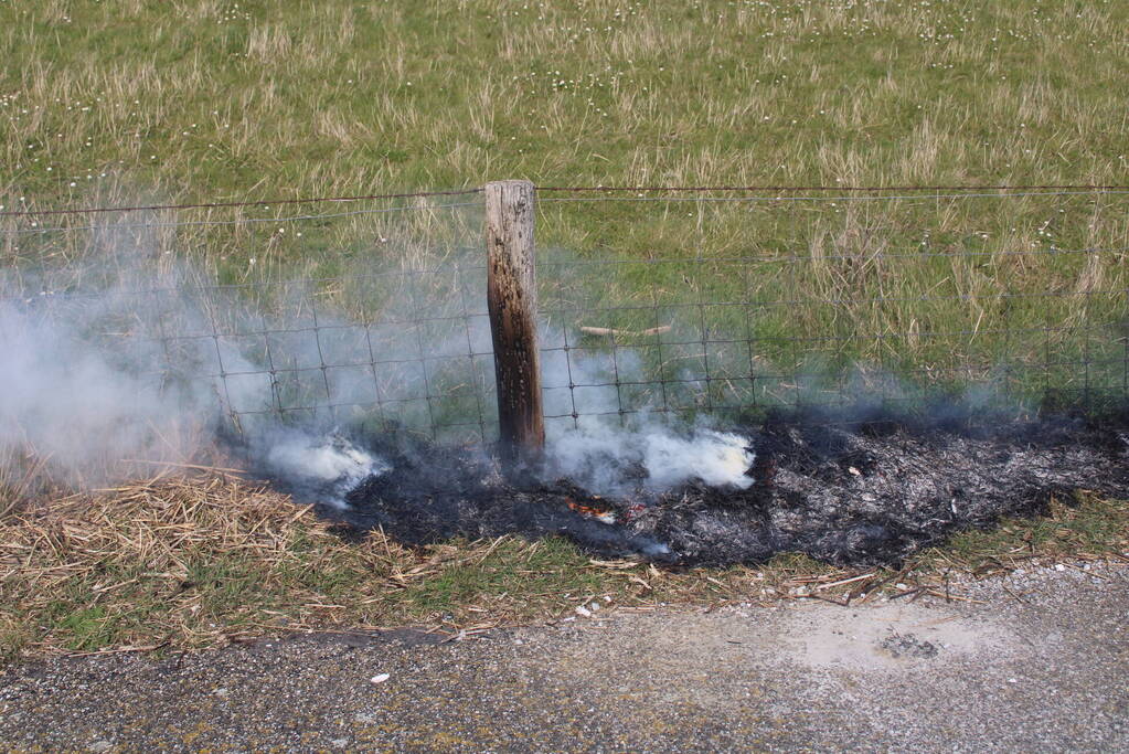 Brand langs dijk snel gedoofd