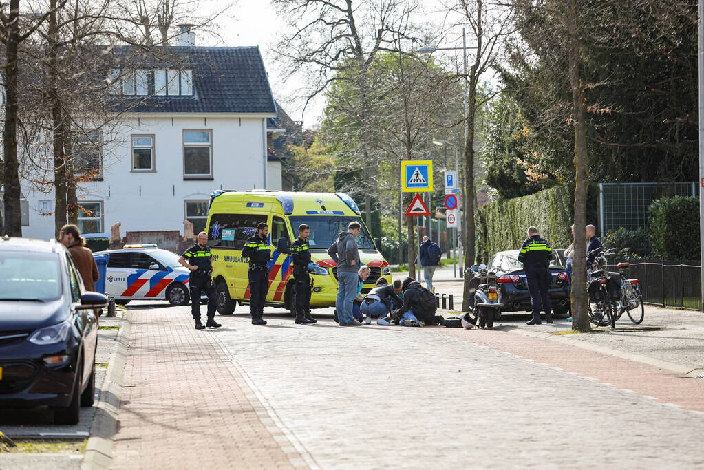 Scooter loopt flinke schade op bij verkeersongeval