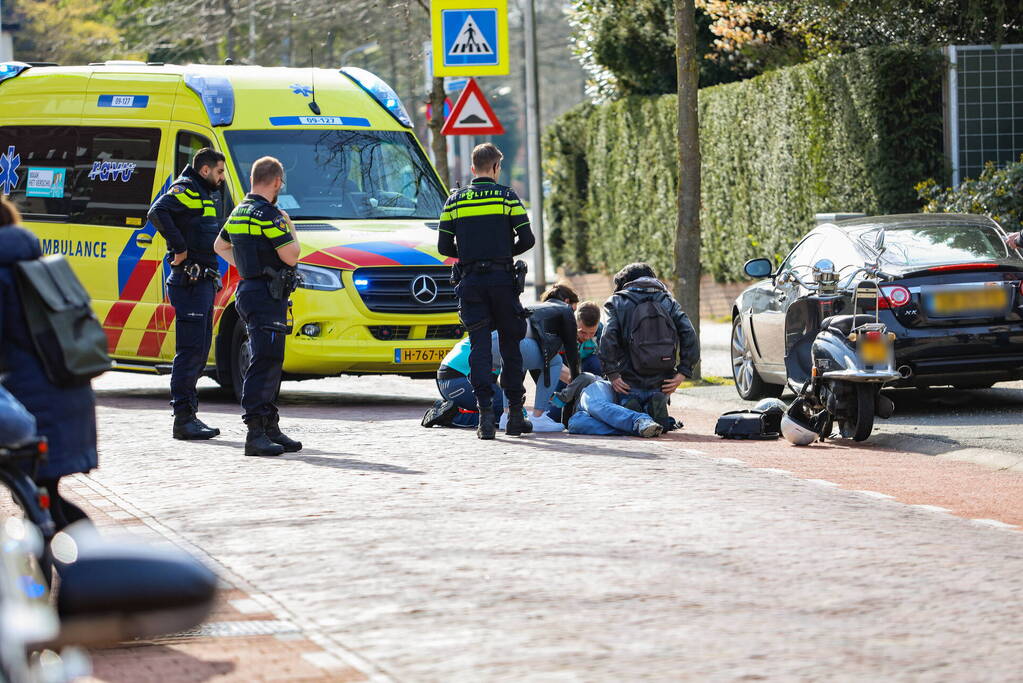 Scooter loopt flinke schade op bij verkeersongeval