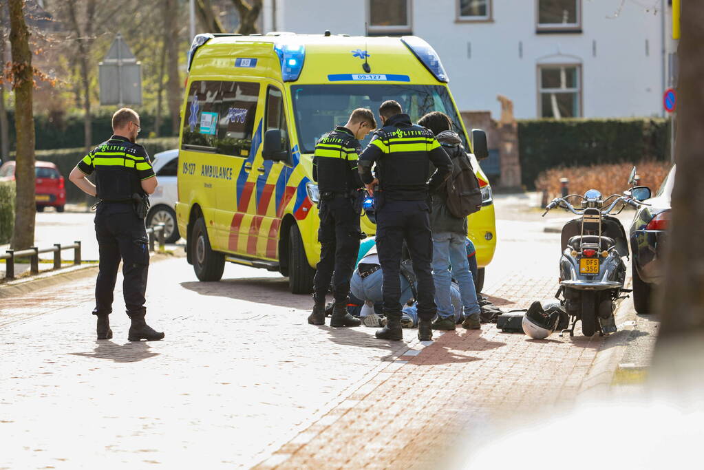 Scooter loopt flinke schade op bij verkeersongeval