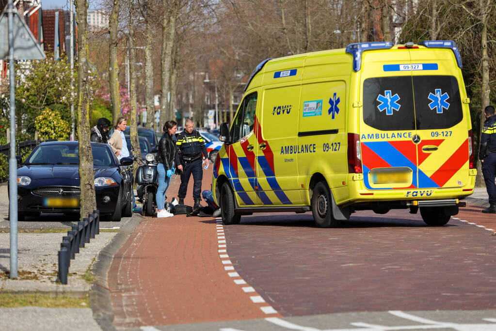 Scooter loopt flinke schade op bij verkeersongeval