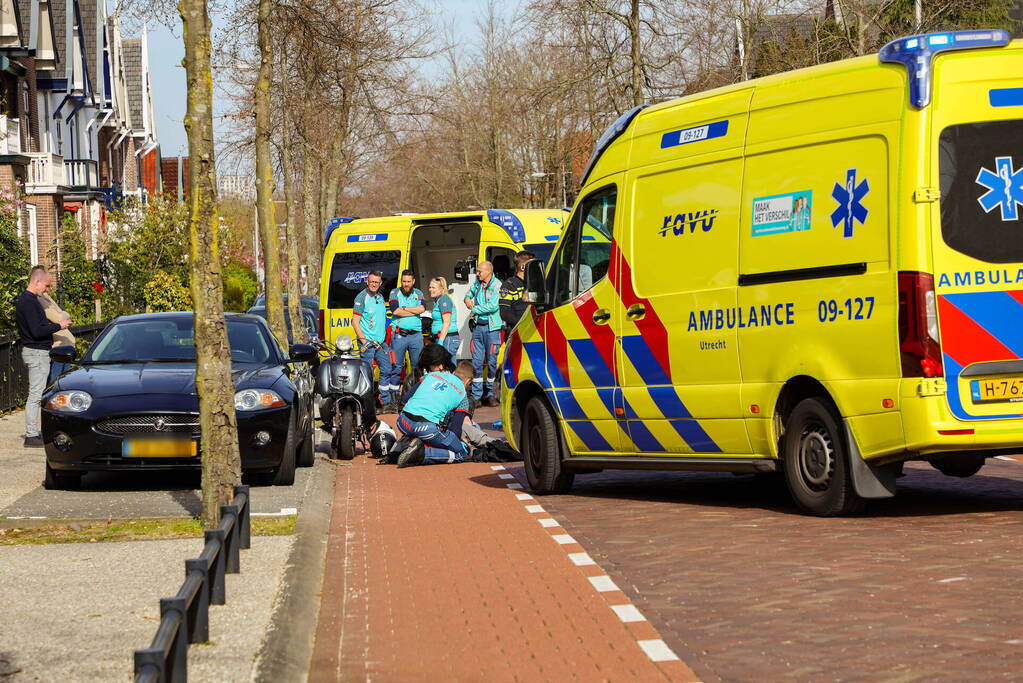 Scooter loopt flinke schade op bij verkeersongeval