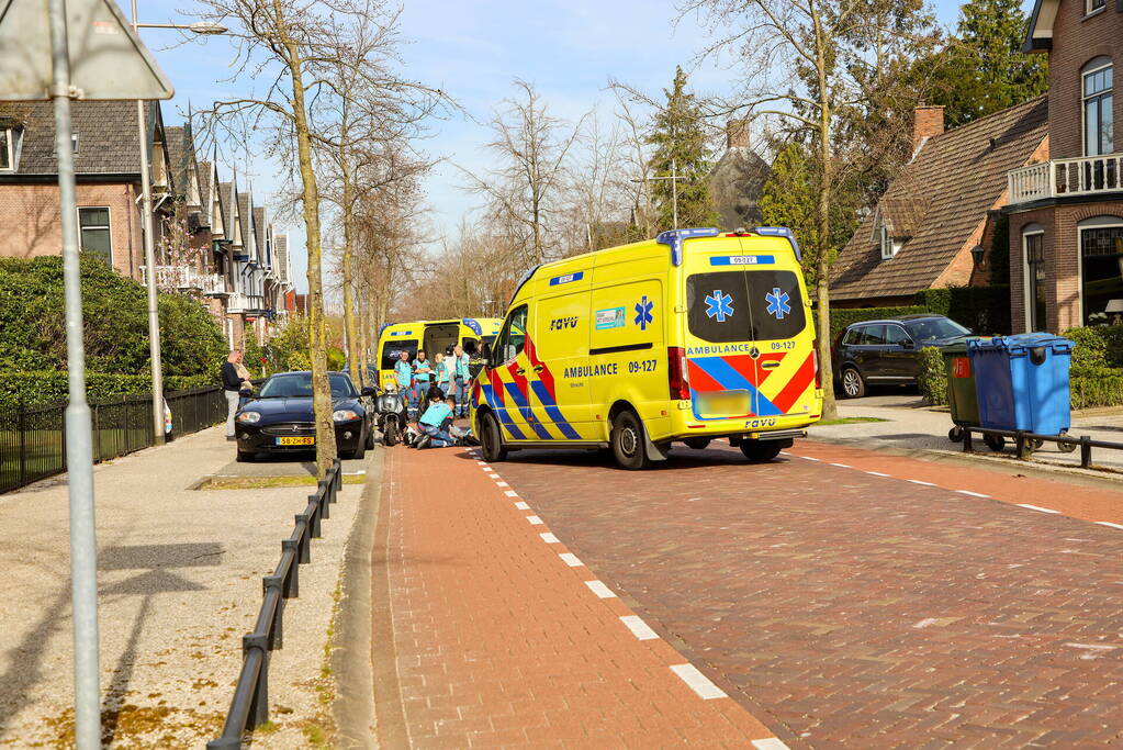 Scooter loopt flinke schade op bij verkeersongeval