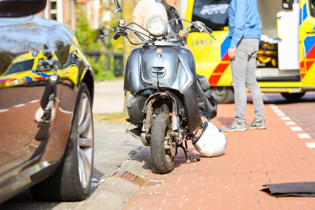 Scooter loopt flinke schade op bij verkeersongeval