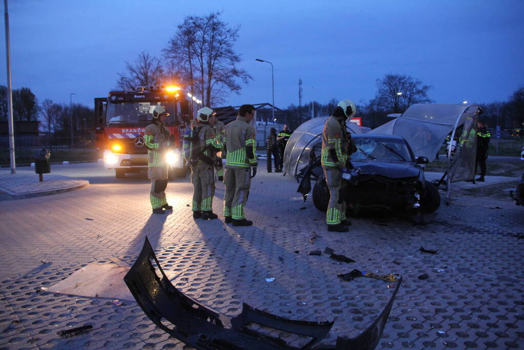 Ravage nadat auto door fietshok heen rijdt
