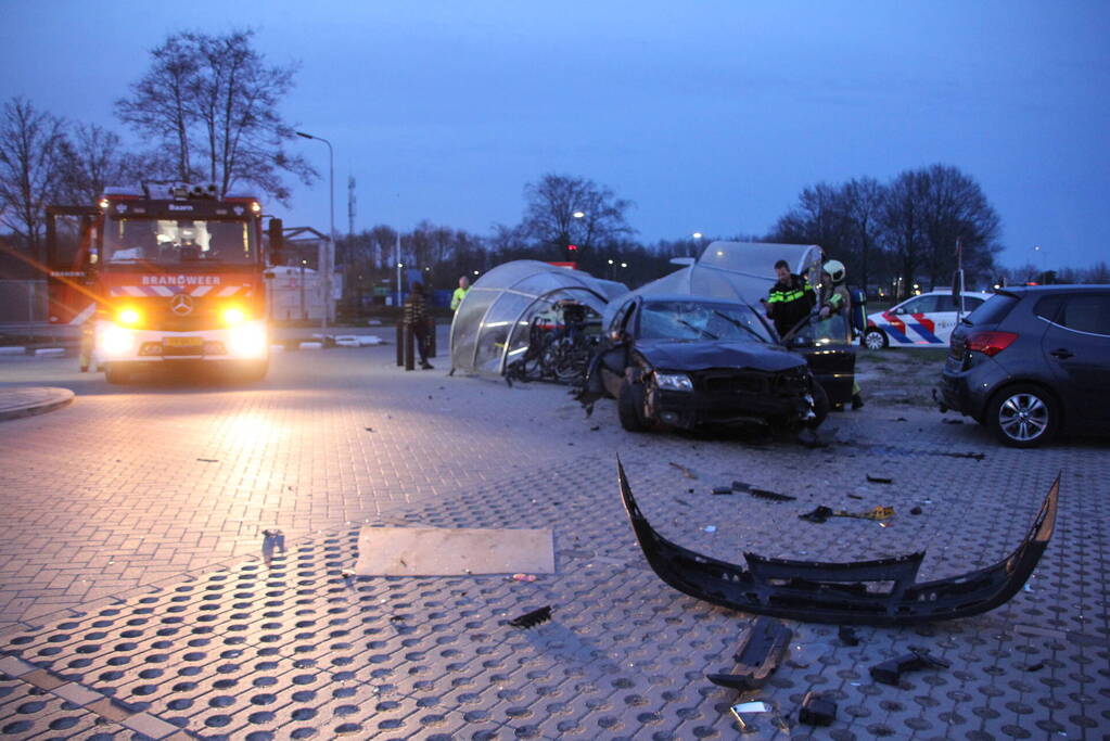 Ravage nadat auto door fietshok heen rijdt