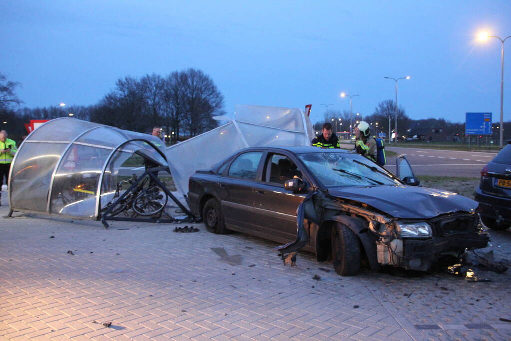 Ravage nadat auto door fietshok heen rijdt