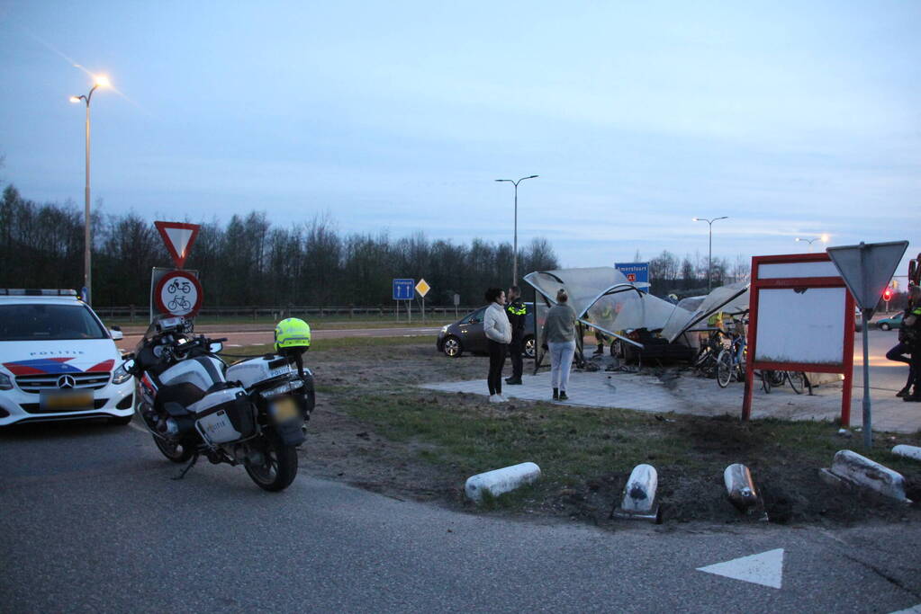 Ravage nadat auto door fietshok heen rijdt