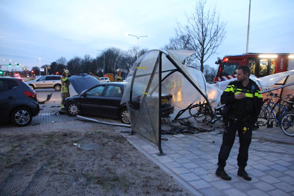 Ravage nadat auto door fietshok heen rijdt